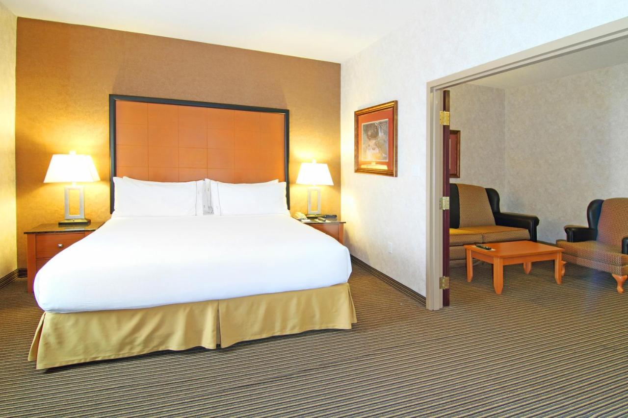 Holiday Inn Express Calgary South By Ihg Dış mekan fotoğraf