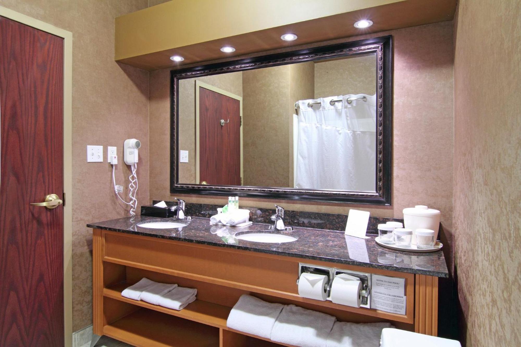 Holiday Inn Express Calgary South By Ihg Dış mekan fotoğraf