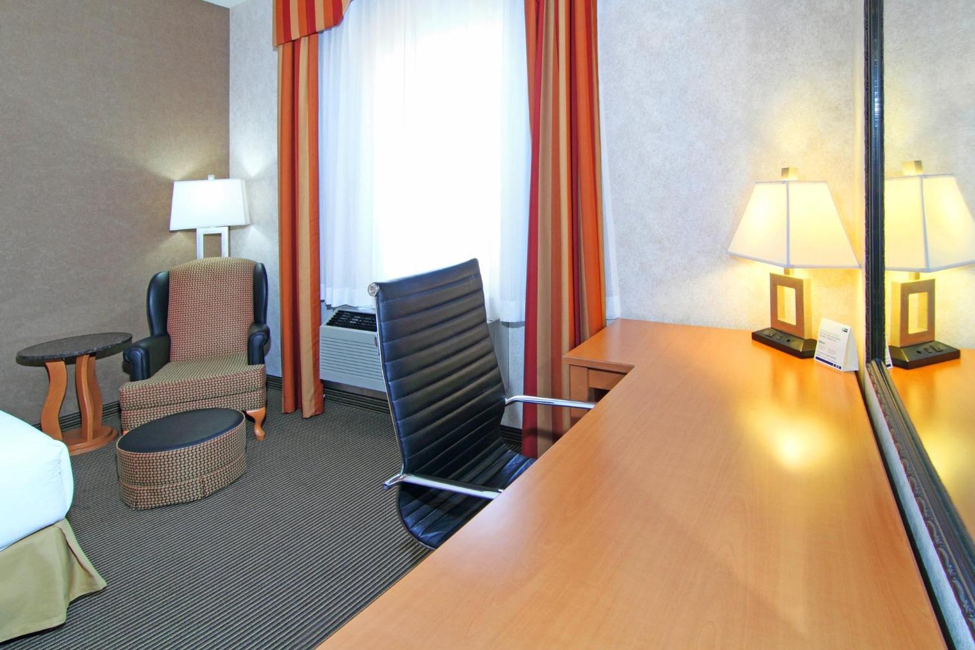 Holiday Inn Express Calgary South By Ihg Dış mekan fotoğraf