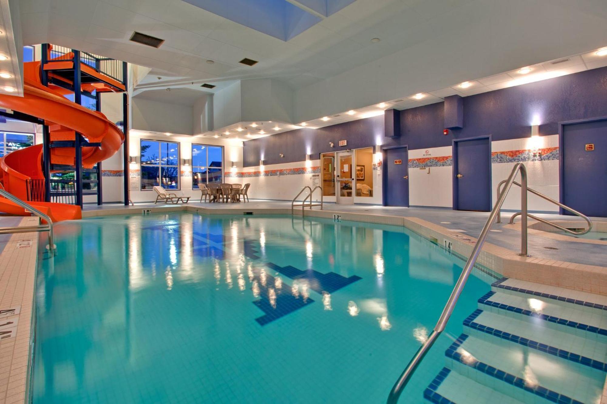 Holiday Inn Express Calgary South By Ihg Dış mekan fotoğraf