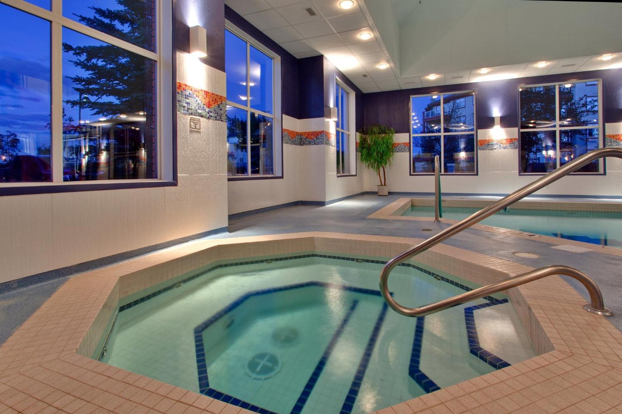 Holiday Inn Express Calgary South By Ihg Dış mekan fotoğraf