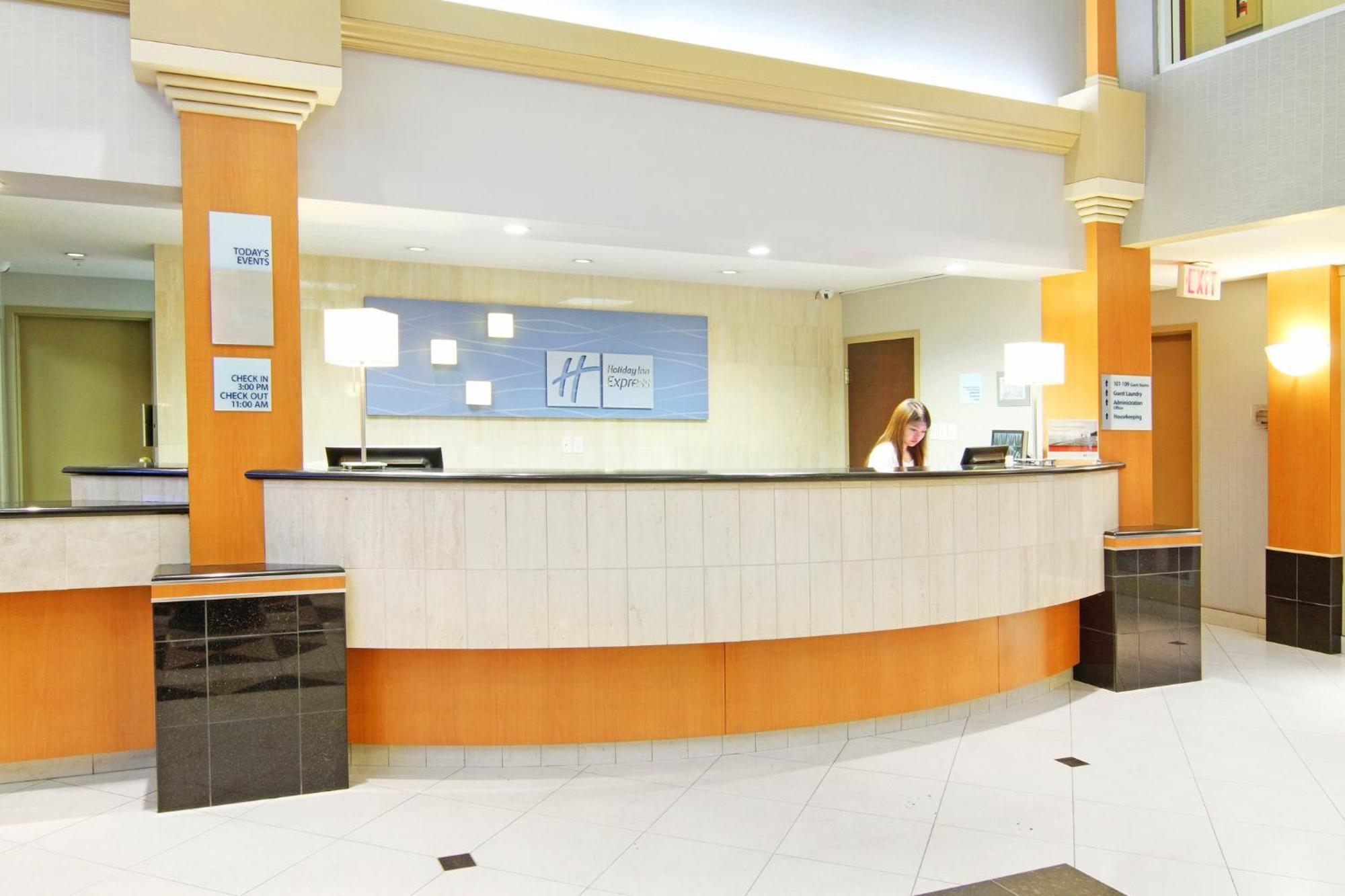 Holiday Inn Express Calgary South By Ihg Dış mekan fotoğraf