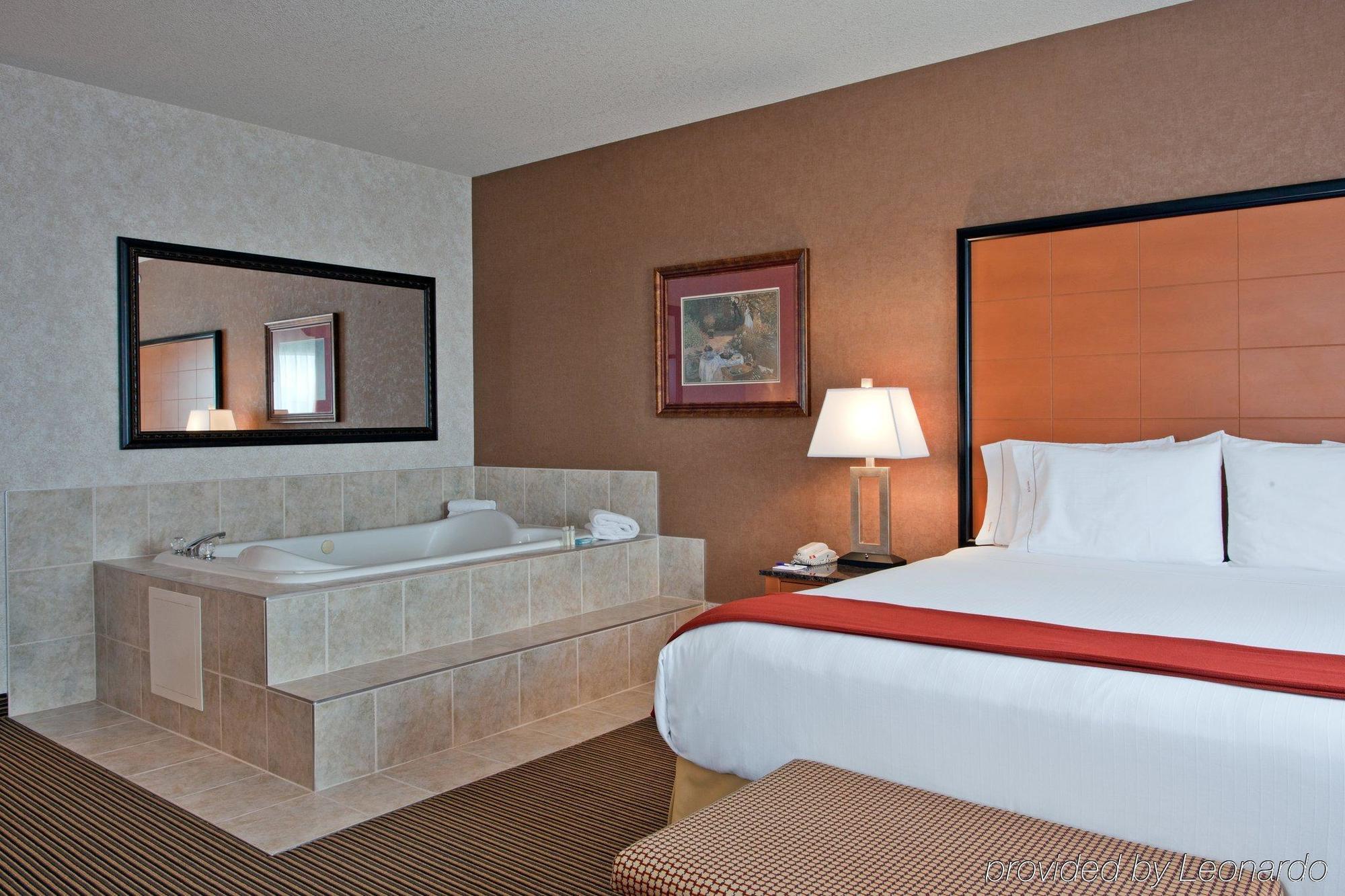 Holiday Inn Express Calgary South By Ihg Dış mekan fotoğraf
