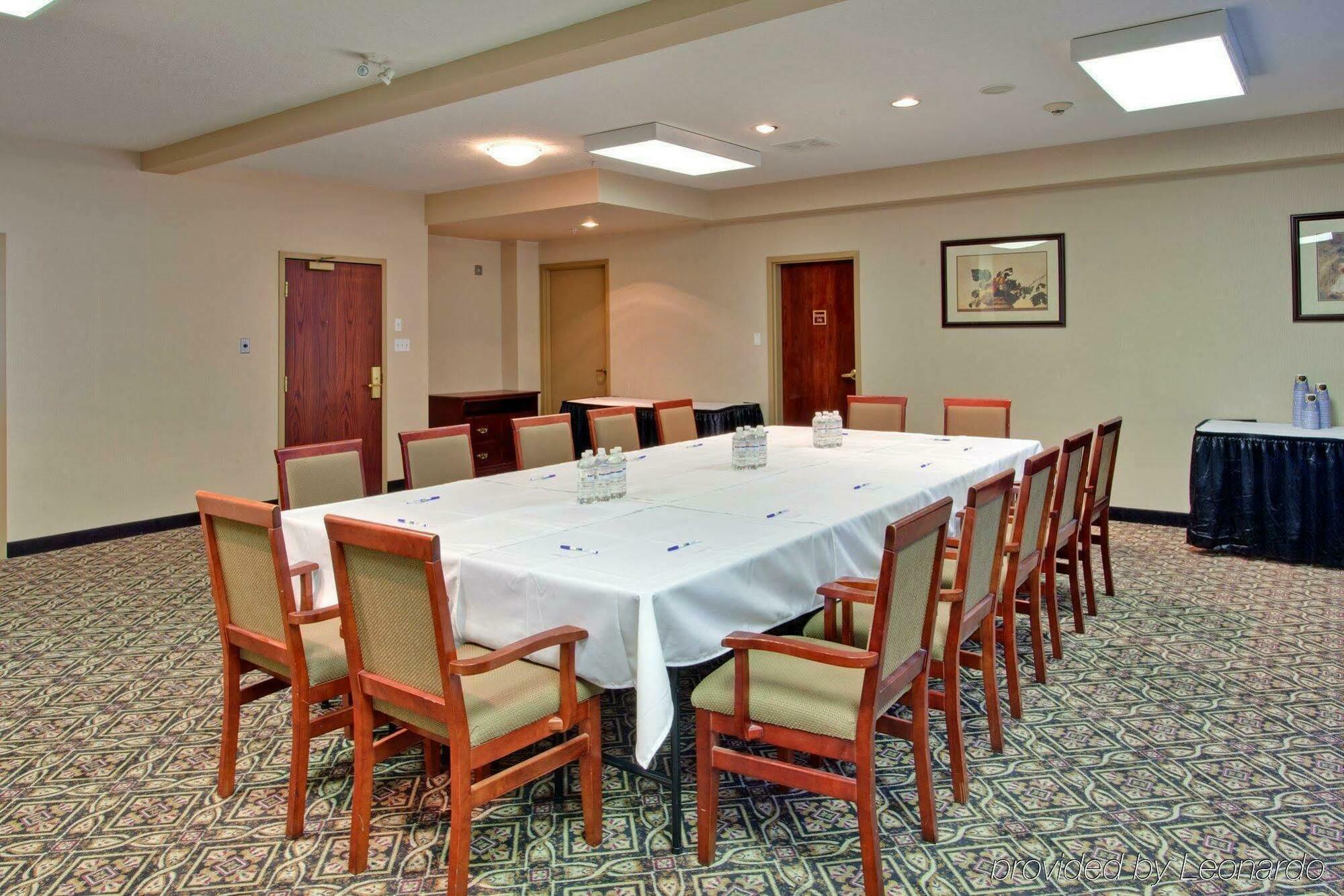 Holiday Inn Express Calgary South By Ihg Dış mekan fotoğraf